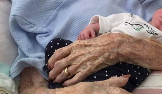 La mujer es madre de 13 hijos y siete veces abuela. Internet
