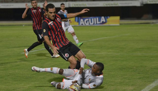 El Cúcuta Deportivo en partido a puerta cerrada no pudo derrotar al Envigado anoche en el General Santander e igualó 0-0 y continúa sumido en la zona del descenso. Juan Pablo Bayona