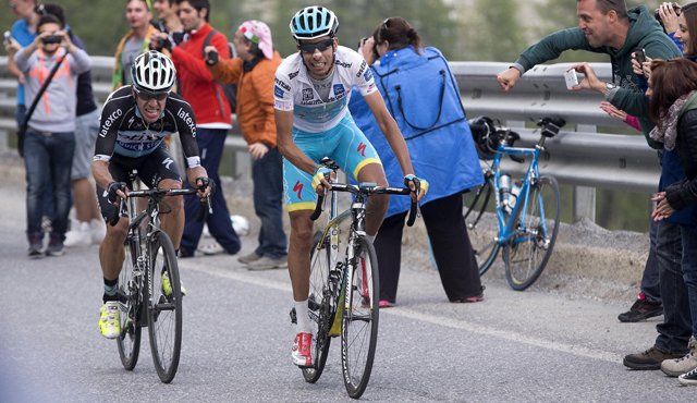 Rigoberto Urán persigue al ciclista Fabio Aru, ganador de la etapa. AP