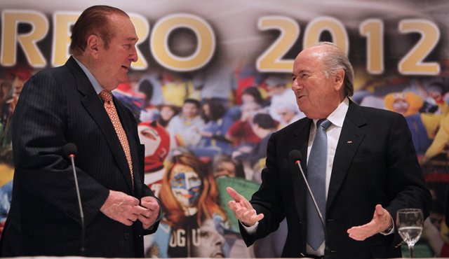 El paraguayo Nicolás Leoz (izquierda), presidente de la Conmebol durante 27 años, está internado desde la semana pasada en la clínica Migone, de su propiedad, debido a problemas cardiacos. Archivo
