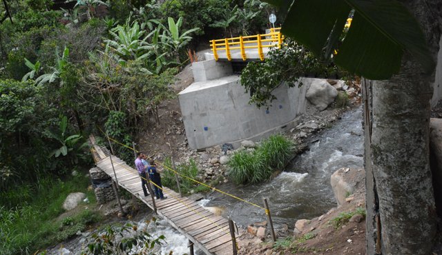 En la parte baja de la imagen se aprecia el puente de madera que había sido construido por la comunidad. Roberto Ospino