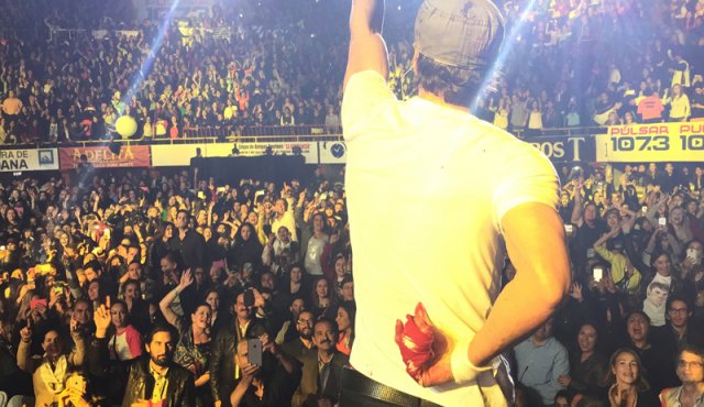 El cantante continuó en concierto con la herida en su mano. Archivo