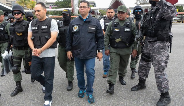 El Ministerio de Relaciones Interiores de Venezuela y Telesur difundieron fotografías y un video del momento en que el exconcejal de Cúcuta, Julio Vélez, arribó a Caracas, esposado. Telesur