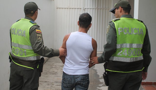 Los detenidos, los elementos recuperados y la moto quedaron a disposición de la Fiscalía. Policía Nacional