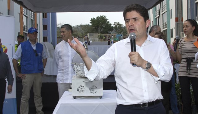 El ministro de vivienda, Luis Felipe Henao, indicó que el Gobierno busca impulsar la economía a través de la construcción. Archivo