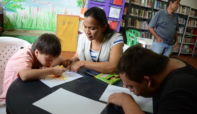 Claudia Sanabria lleva siete años como bibliotecaria. A diario trabaja en promoción de lectura con niños de la primera infancia, adultos mayores y madres cabeza de familia. Rodrigo Sandoval