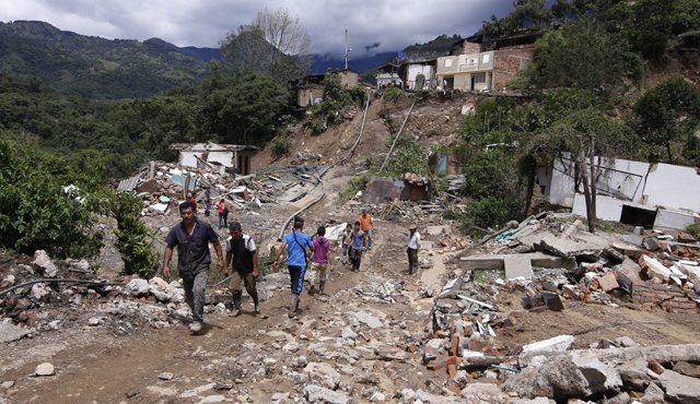 Cinco mil pesos están cobrando algunas personas por traer mercancía hasta el casco urbano, sorteando el lodo y las piedras que dejó la emergencia. César Obando