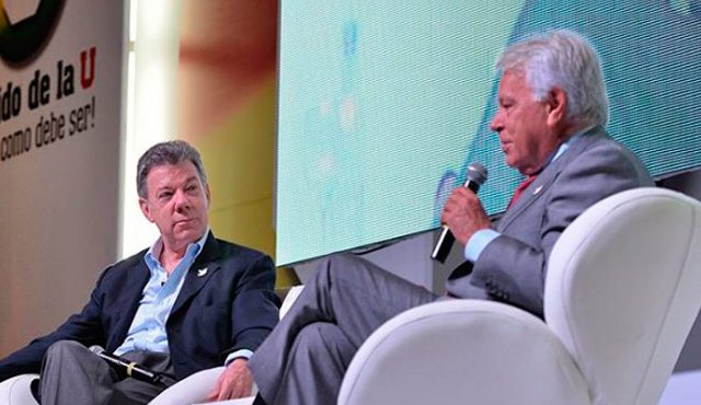 Durante la Asamblea del Partido de la U, dialogaron el presidente Juan Manuel Santos y el expresidente del gobierno español, Felipe González. La conversación tuvo como eje las negociaciones de paz entre el Gobierno y las Farc. Colprensa
