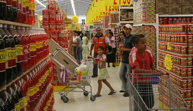 Los productos del sector de alimentos presentaron la variación más baja del IPC para mayo (-0,50%). Archivo