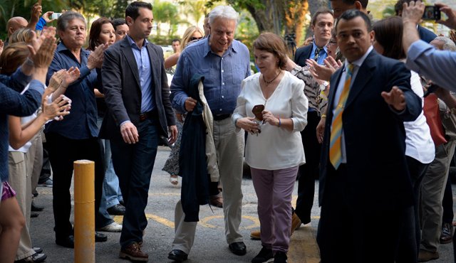 La esposa del líder de la oposición venezolana Antonio Ledezma, Mitzy Capriles (derecha) recibió en su casa al expresidente español Felipe González. AFP