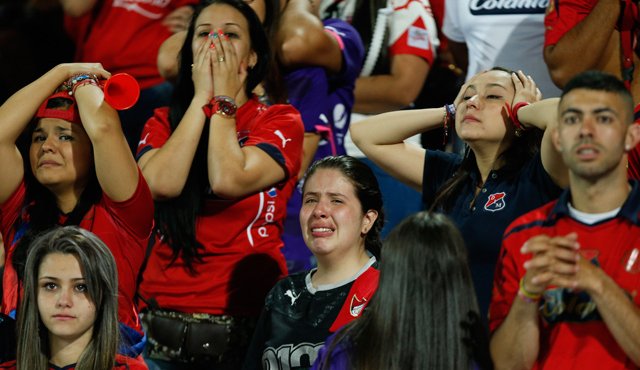 Los hinchas protagonizaron desmanes luego del final del partido. Colprensa