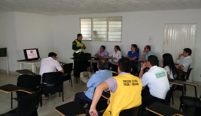 Agentes explican las normas básicas que se deben cumplir para ofrecer un servicio de calidad.
Cortesía