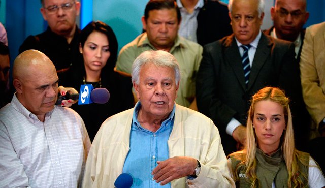 González (centro), ofreció una rueda de prensa en compañía de la esposa de Leopoldo López. AFP