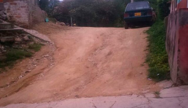 Así luce una de las principales vías del barrio La Piñuela. Daicy Echeverry