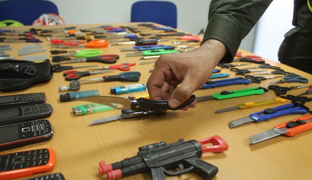 Las requisas, autorizadas por las directivas de los planteles, hacen parte del plan 'Colegios Seguros'. Policía Nacional