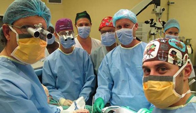 Este es el equipo médico del Hospital Tygerberg, que realizó la operación al joven. Tomada de Internet