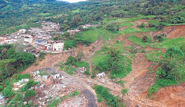 Esta imágen aérea evidencia, aún más, la dimensión del fenómeno del deslizamiento. Suministrada