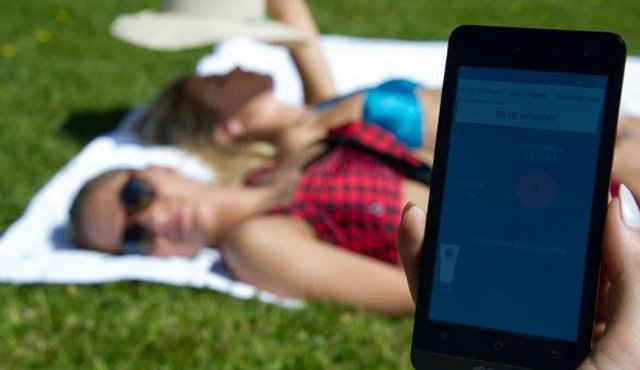 El bikini conectado a un smartphone avisa cuando hay que volver a ponerse crema solar. Internet