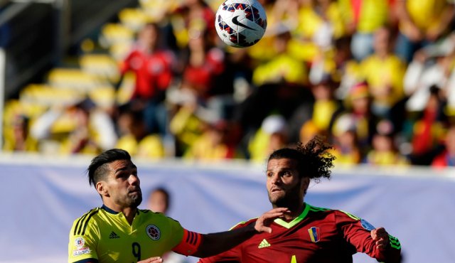 De Colombia, Radamel Falcao García (izquierda) y, de Venezuela, Oswaldo Vizcarrondo luchan por el balón. AP