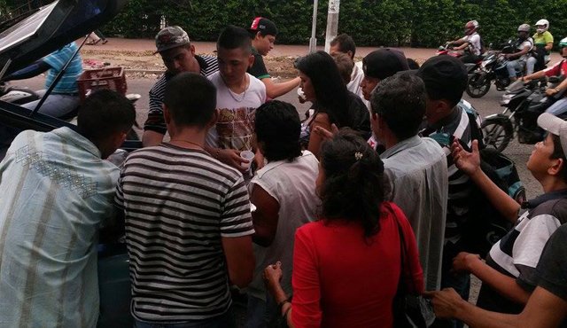Dos horas antes de repartir los alimentos, los voluntarios se reúnen para preparar entre todos la comida. Cortesía