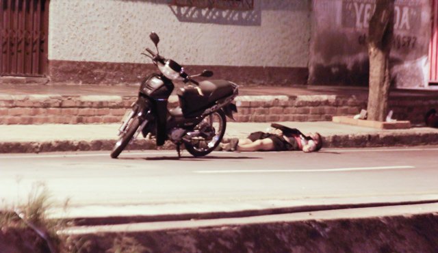 Sobre la calle 7 con Canal Bogotá quedó el cuerpo de Jhonatan Arveláez, tras recibir un tiro en la espalda. La Opinión
