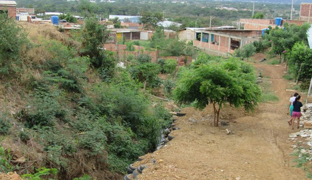 Este depósito de aguas negras atraviesa el barrio Los Límites de Villa del Rosario, cuyos habitantes piden sea canalizado de manera urgente, antes de que arrecien las lluvias. Suministrada