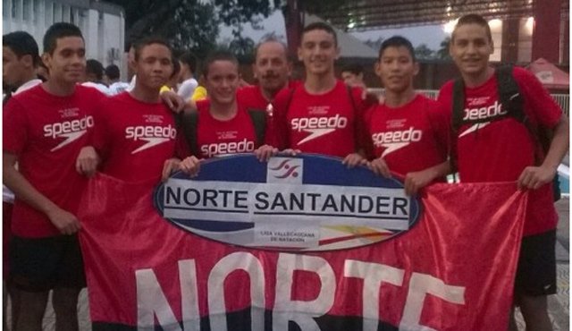 El nadador Jhon Jaimes (segundo de izquierda a derecha), con el equipo de relevos que ganó la medalla de oro.