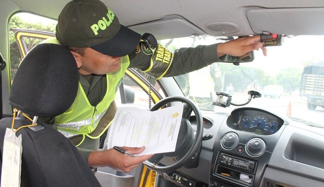 La Policía de Tránsito hace controles para que los conductores de taxi hagan uso del taxímetro. Archivo