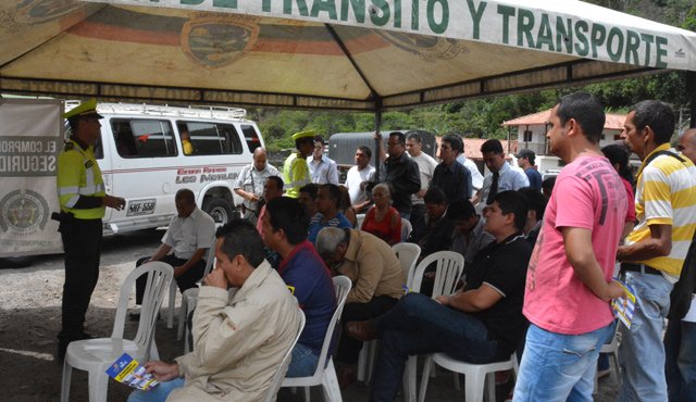 La Policía de Tránsito desarrolla campañas de prevención vial en la carretera Pamplona-Cúcuta. Suministrada