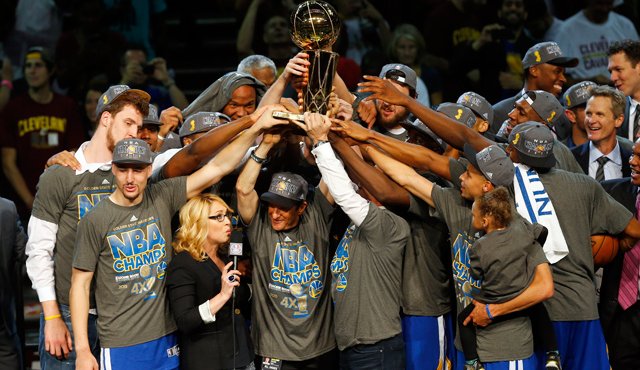 Los Warriors de Golden State celebran después de ganar contra los Cavaliers de Cleveland en Cleveland. AP