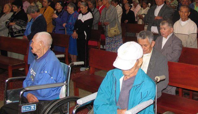 Los ancianos esperan no ser desalojados del albergue en el que viven. Archivo