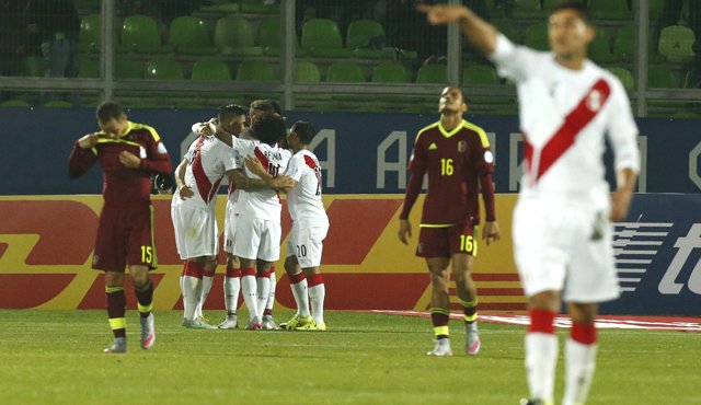 Perú derrotó 1-0 a Venezuela. AP