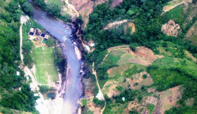 Así se encuentra el río Tibú por el ataque de la guerrilla. Ejército Nacional