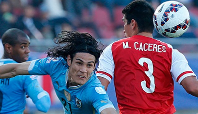 Edinson Cavani y Marcos Cáceres pelean un balón en el partido que empatan a un gol. AP