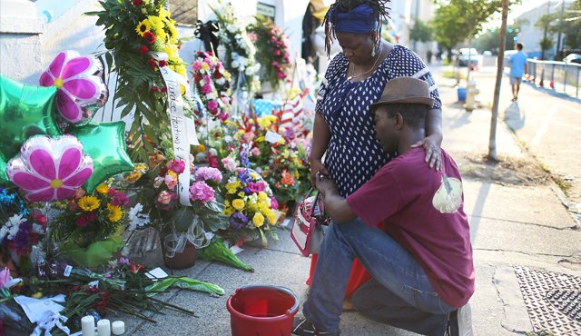 Familiares de las víctimas esperan la respuesta del Departamento de Justicia que estudia clasificar el ataque como crimen de intolerancia, o terrorismo interno. AP