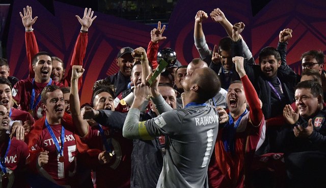 El capitán de Serbia Predrag Rajkovic sostiene el trofeo de fútbol de la Copa Mundial Sub-20 de la Fifa. AFP