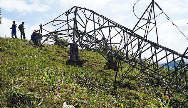 Torre de energía derribada. Archivo