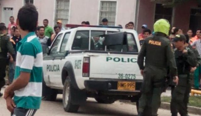 En redes sociales circula esta foto en la que se ve la patrulla de la Policía que fue atacada. @SuarezEmel Twitter