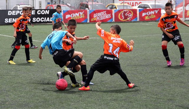Patios Centro (de azul) hizo mejor la cosas en la cancha para llevarse el triunfo 3-0 sobre El Salado y disputará hoy la final zonal clasificatorio del Ponyfútbol frente a Guaimaral. Mario Caicedo