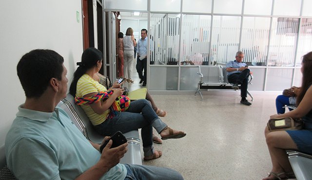 Empleados externos de la Alcaldía de Cúcuta acudieron ayer con afán al despacho de la secretaría General para no quedarse sin contrato este año. Jean Javier García