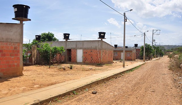 Las calles de desplazados 1 y 2, en la vereda Los Mangos, se ven desiertas. Como no tienen servicio de transporte público, cerca de las mitad de los vecinos se han ido del proyecto de vivienda gratuita. Edinsson Figueroa
