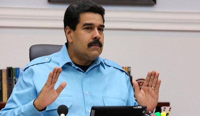 En momentos en que Venezuela atraviesa por una crisis social sumada a fuertes oposiciones al gobierno, analistas opinan sobre qué pretende la nueva estrategia del presidente Nicolás Maduro de revivir la polémica del diferendo limítrofe con Colombia. Xinhua