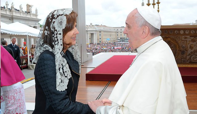 La canciller María Angela Holguín saluda al Papa Francisco. Archivo
