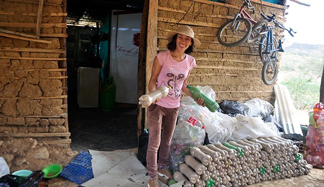 Este es el producto de una semana de trabajo de la familia Martín Villegas. Las botellas están arrumadas en las afueras de su casa en Manuela Beltrán Edinsson Figueroa