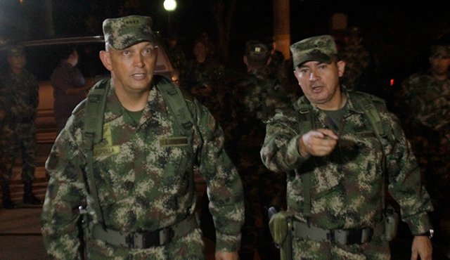 El general Jaime Lasprilla, comandante del Ejército, junto al coronel Marcos Pinto, comandante de la Brigada 30. Juan Pablo Bayona
