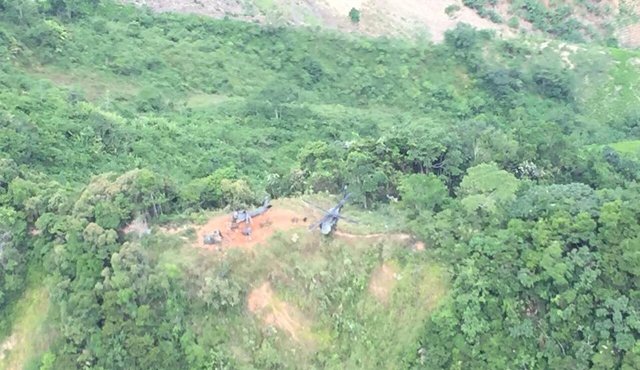 El helicóptero en el que viajaban los militares quedó partido en dos. Cortesía