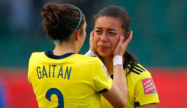 Yoreli Rincón llora junto a Natalia Gaitan, tras perder el juego frente a Estados Unidos. AFP