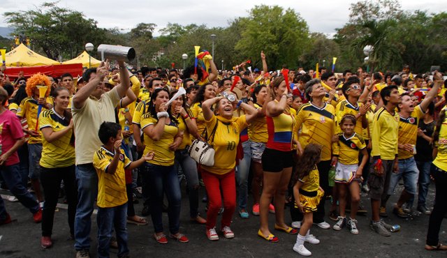 Cucuteños celebrando durante los partidos de Colombia en el Mundial de Brasil. Archivo