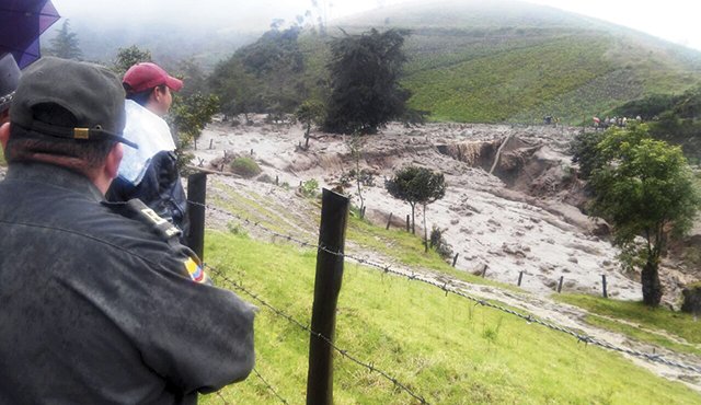 La quebrada El Arpero, ubicada en la vía que conduce de Chitagá a Málaga, lleva varios días desbordada. Esta imagen captada ayer muestra la dimensión de la emergencia y la imposibilidad de paso para la comunidad.
Cortesía