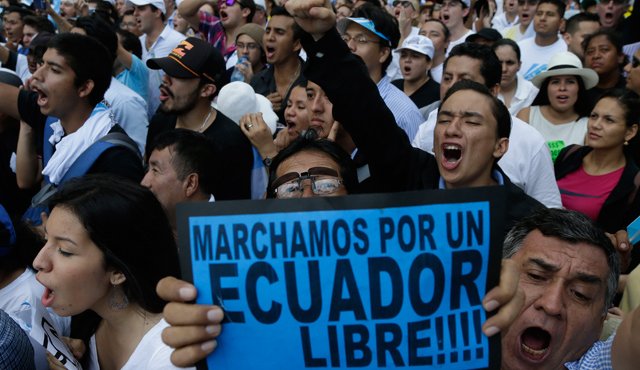 El opositor Jaime Nebot, alcalde de Guayaquil, convocó a miles de seguidores para protestar contra el presidente. AP